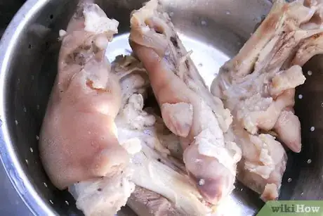 Imagen titulada Cook Pig Feet Step 18