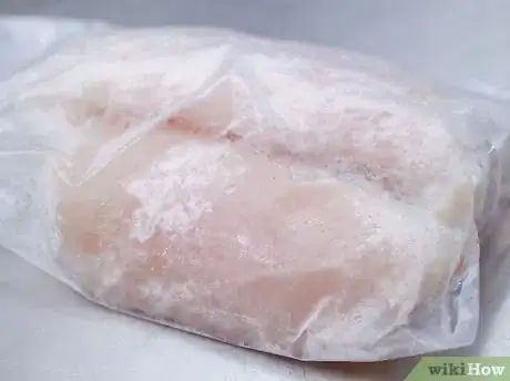 Imagen titulada Thaw Frozen Fish Step 1