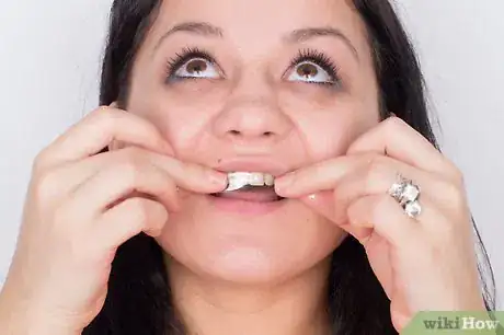 Imagen titulada Use Teeth Whitening Strips Step 4