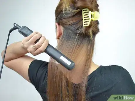 Imagen titulada Flat Iron Hair Step 10