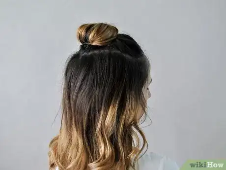 Imagen titulada Do a Half Up Top Knot Step 9