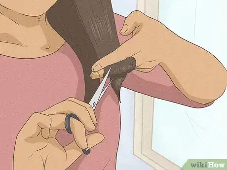 Imagen titulada Trim Your Hair when Growing It Out Step 7