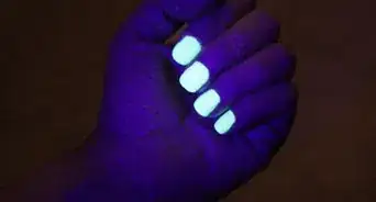 activar el esmalte para uñas fosforescente