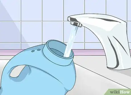 Imagen titulada Make a Bottle Watering Can Step 12