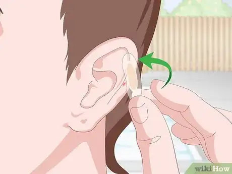 Imagen titulada Cover an Ear Piercing for Swimming Step 3