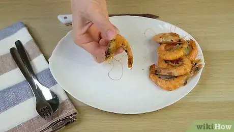 Imagen titulada Peel a Cooked Prawn Step 1