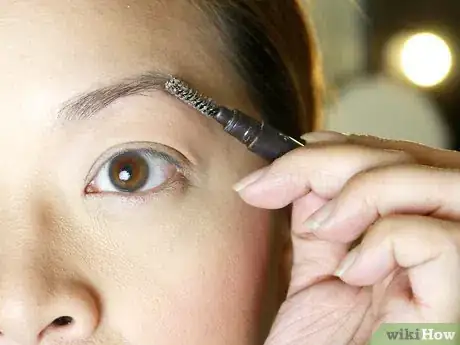 Imagen titulada Make Your Eyebrow Hairs Straight Instead of Curly Step 9