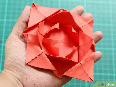 Imagen titulada Fold a Simple Origami Flower Step 12