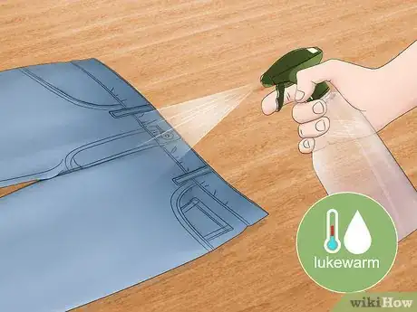 Imagen titulada Stretch the Waist on Jeans Step 1