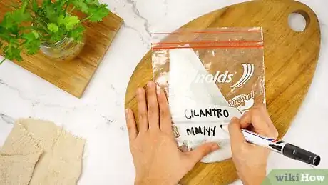 Imagen titulada Keep Cilantro Fresh Step 5