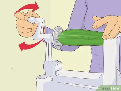 Imagen titulada Use a Veggie Spiralizer Step 5