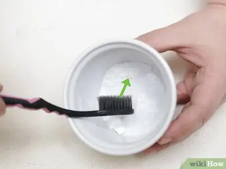 Imagen titulada Make Teeth Whitener Step 1