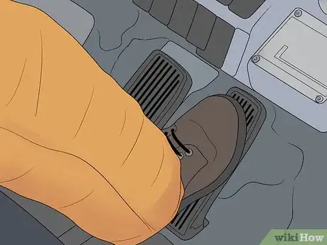 Imagen titulada Drive a Forklift Step 6