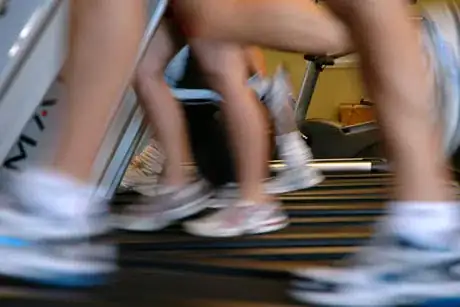 Imagen titulada Running on treadmills motion blur