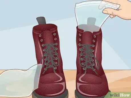 Imagen titulada Break in Your Brand New Dr Martens Boots Step 12