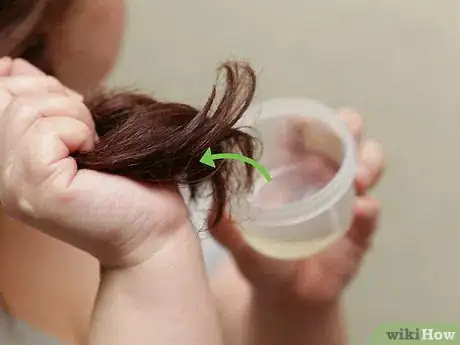 Imagen titulada Use Jojoba Oil to Enhance Dry Hair Step 4