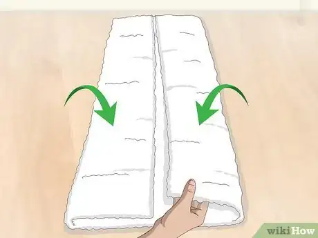 Imagen titulada Arrange Towels on a Towel Bar Step 2