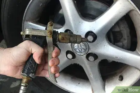 Imagen titulada Remove Brake Dust from Aluminum Wheels Step 6