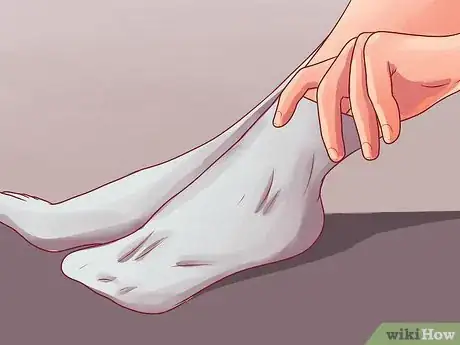 Imagen titulada Care for Your Feet and Toenails Step 4