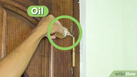 Imagen titulada Stop Squeaky Door Hinges Step 1