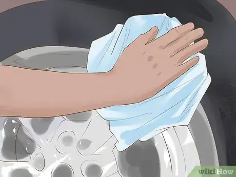 Imagen titulada Clean the Tires on Your Car Step 7