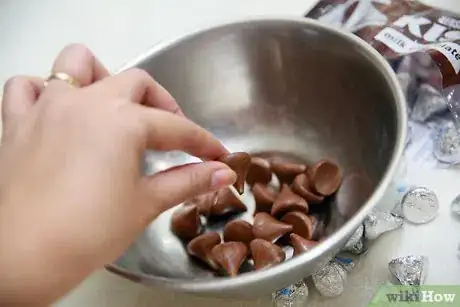 Imagen titulada Melt Hershey Kisses Step 10