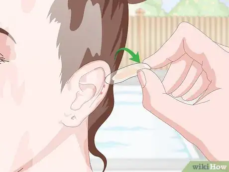 Imagen titulada Cover an Ear Piercing for Swimming Step 7