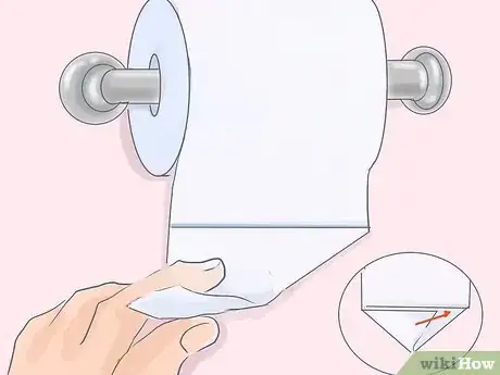 Imagen titulada Fold Toilet Paper Step 7