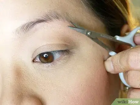 Imagen titulada Make Your Eyebrow Hairs Straight Instead of Curly Step 5