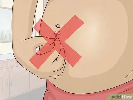 Imagen titulada Manage Belly Button Rings During Pregnancy Step 3