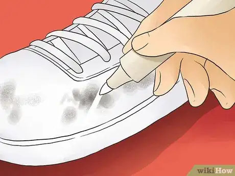 Imagen titulada Keep White Sneakers Clean Step 4