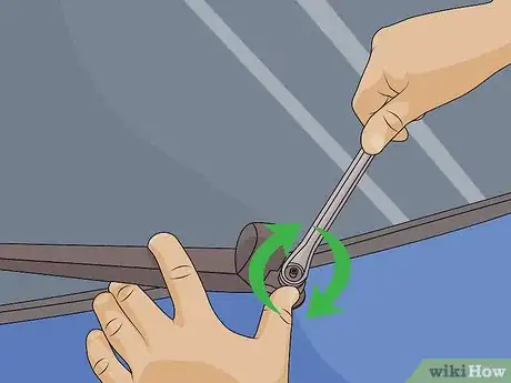 Imagen titulada Stop Windshield Wiper Blades from Squeaking Step 8