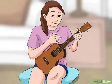 Imagen titulada Hold a Ukulele Step 8