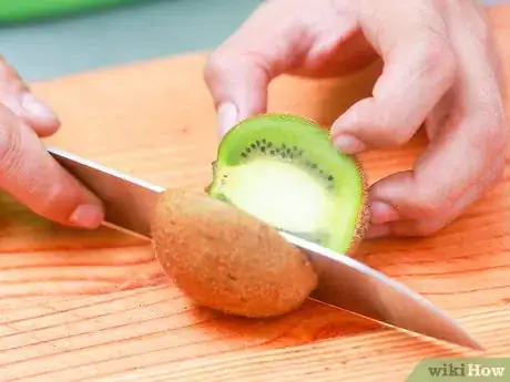 Imagen titulada Eat Kiwi Fruit Step 6