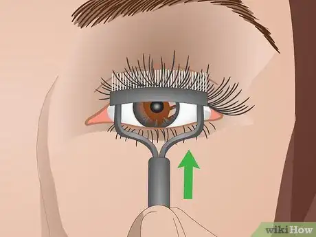 Imagen titulada Curl Your Eyelashes Without an Eyelash Curler Step 6