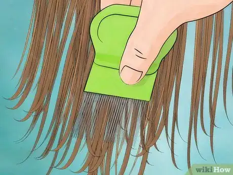 Imagen titulada Use a Lice Comb on Dry Hair Step 4