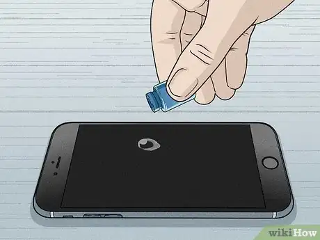 Imagen titulada Clean Your Phone Screen Step 11