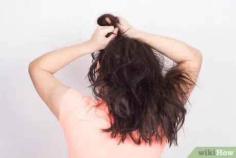 Imagen titulada Scrunch Your Hair Overnight Step 1