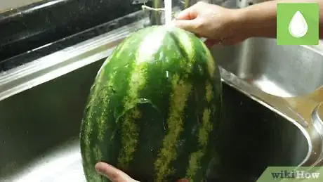 Imagen titulada Cut a Watermelon Step 1