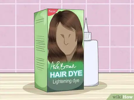 Imagen titulada Dye Black Hair to Light Brown Without Bleach Step 1
