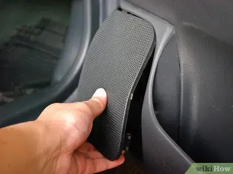 Imagen titulada Install Car Speakers Step 3