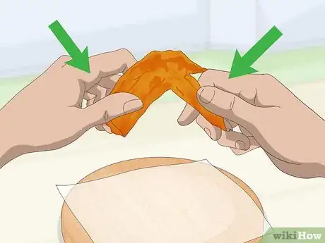 Imagen titulada Eat Chicken Wings Step 1