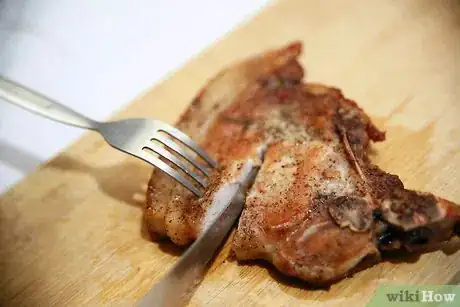 Imagen titulada Tell if Pork Chops Are Done Step 4