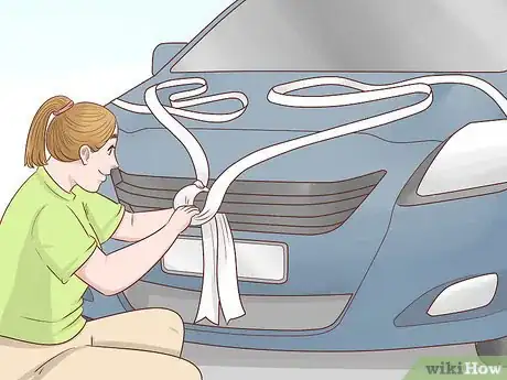 Imagen titulada Decorate a Wedding Car with Ribbon Step 7