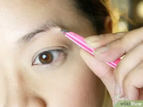 Imagen titulada Make Your Eyebrow Hairs Straight Instead of Curly Step 4