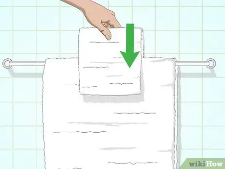 Imagen titulada Arrange Towels on a Towel Bar Step 4