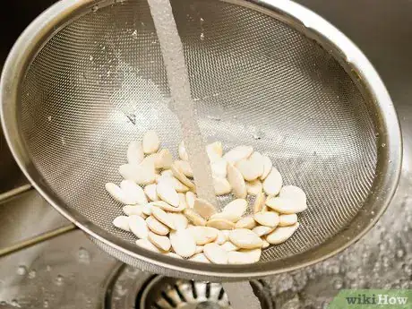 Imagen titulada Shell Pumpkin Seeds Step 2