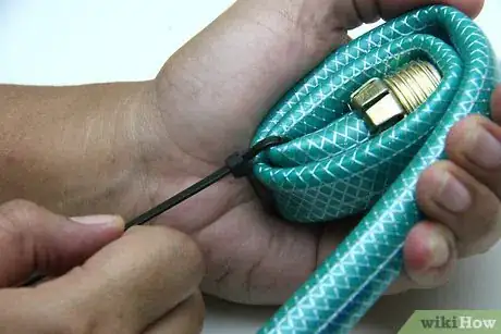 Imagen titulada Make a Basket from a Garden Hose Step 5