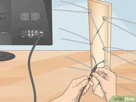 Imagen titulada Make a TV Antenna with a Coat Hanger Step 19