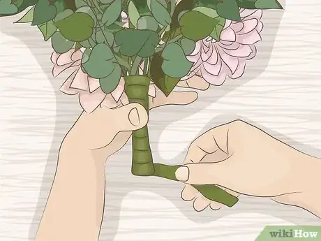 Imagen titulada Make a Bridal Bouquet With Artificial Flowers Step 6